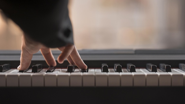 Sudah Tahu Perbedaan Digital Piano dan Akustik Piano Cek di Sini Sekarang!